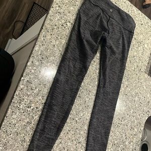 Grey fine pattern lulu lemon leggings standard fit size 6 - great condition